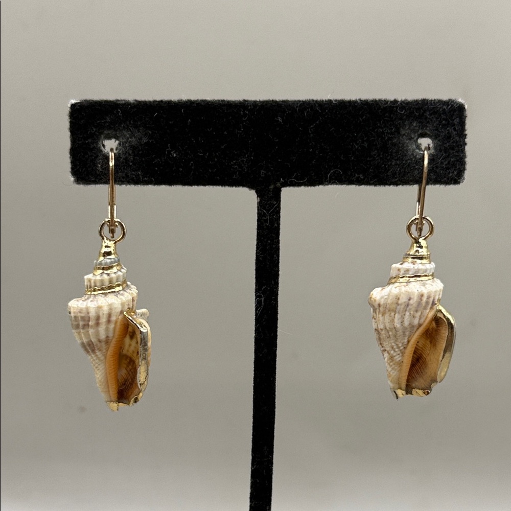 Elegant Vintage Seashell Gold Tone Beige Shell Dangle Drop Statement Earrings